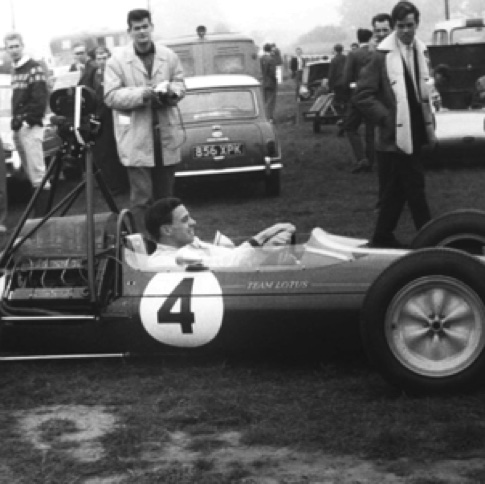 Séance de cinéma pendant les essais de la Gold Cup à Oulton Park : la Lotus 25 dépourvue de son capot moteur est équipée d'une caméra Séance de cinéma pendant les essais de la Gold Cup à Oulton Park : la Lotus 25 dépourvue de son capot moteur est équipée d'une caméra